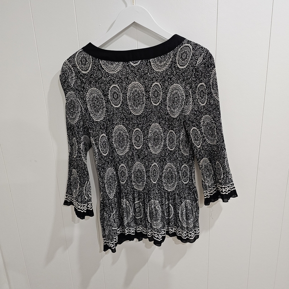 Ricky’s Black & White Medallion Boho Blouse V-Neck Bell Sleeve Size 10 - Picture 5 of 11